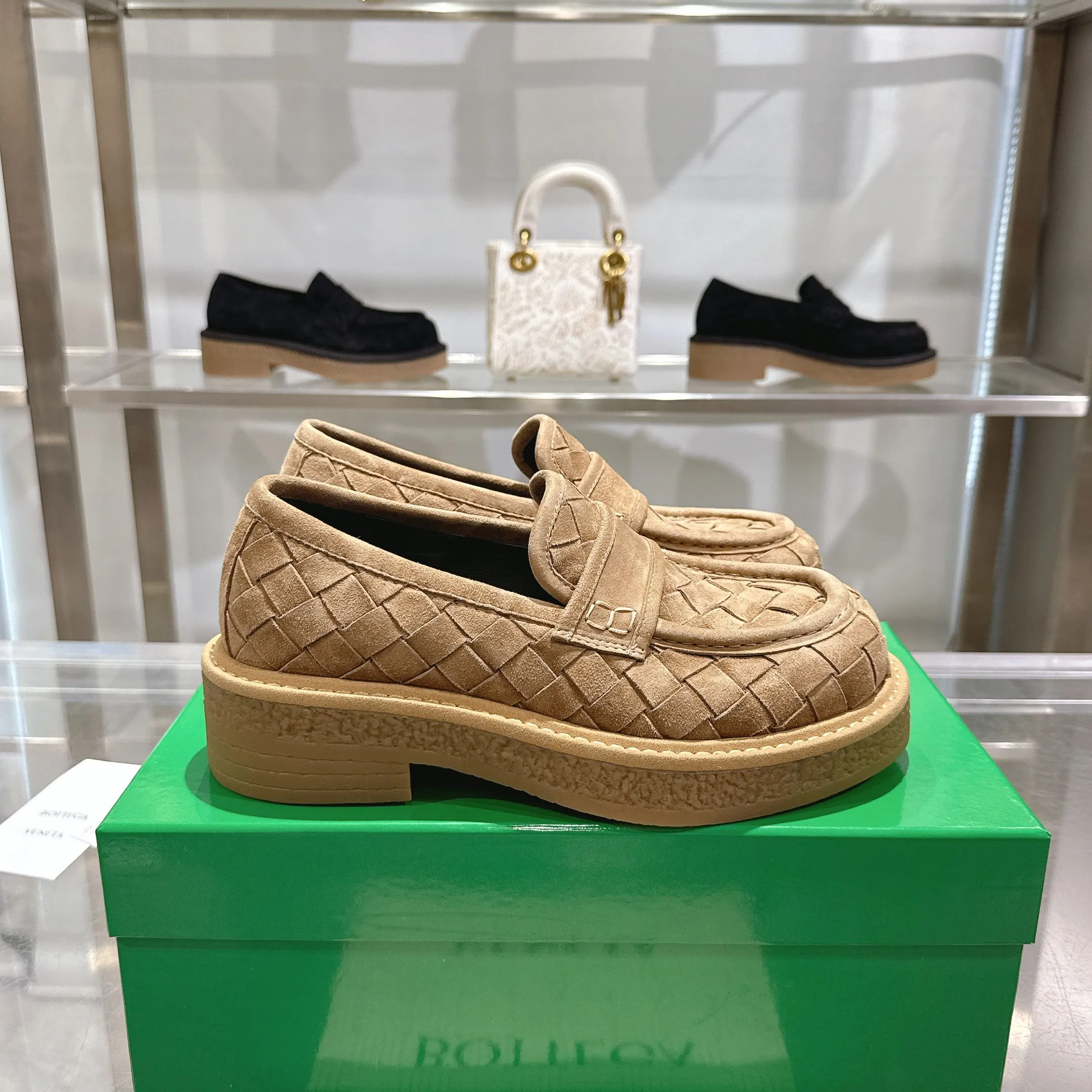[BV] Top P: 840💰Size for couples: 35-44 (Female 40, Male 38 45, custom-made, non-returnable) Bottega Veneta classic Bottega Veneta counter model! Big square head! Woven slip-on deep-mouth shoes! Reproduction of the original board! The feet are super domineering! Original molded outsole! High-grade mercerized cow velvet! Solid color Niuli!